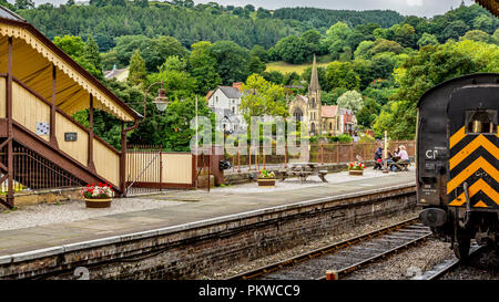 Llangollen est bien connue pour son chemin de fer à vapeur à travers les plus beaux paysages gallois. Banque D'Images