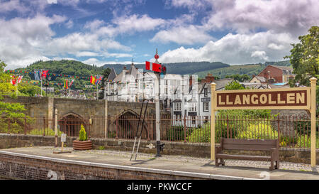Llangollen est bien connue pour son chemin de fer à vapeur à travers les plus beaux paysages gallois. Banque D'Images