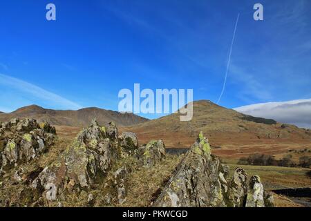 UK, Torver, Coniston. Vue vers Coniston le vieil homme et Dow Crag dans le Lake District. Banque D'Images