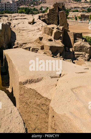 Close up de l'obélisque inachevé dans l'Égypte ancienne carrière de granit avec le crack, Assouan, Egypte, Afrique du Sud Banque D'Images