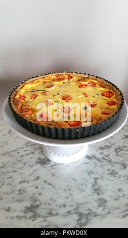 Tarte française traditionnelle. Délicieuse quiche sur la plaque. Banque D'Images