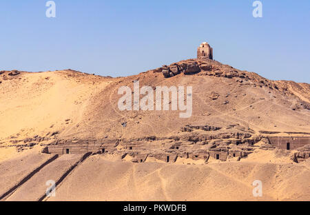 Qubbet el Hawa colline bombée tombeau avec anciennes tombes de nobles dans la falaise du désert, Cisjordanie, Nil, Assouan, Egypte, Afrique du Sud Banque D'Images