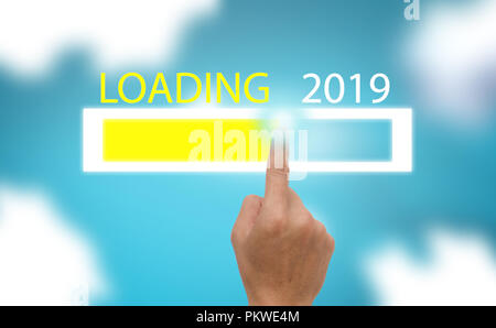 Afficher la barre de progression du chargement de la nouvelle tendance de l'année 2019 sur fond bleu ciel avec clound Banque D'Images