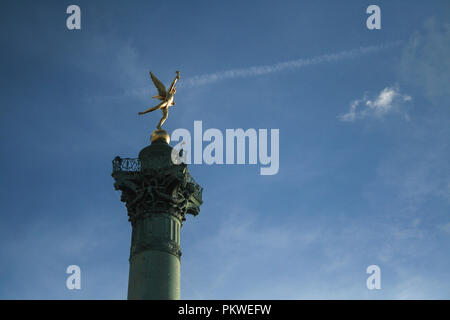Colonne de juillet (Colonne de Juillet) avec ses sculptures emblématiques de Genie de la liberté, de l'artiste Auguste Dumont, sur la place de la Bastille au cours d'une arrière ensoleillée Banque D'Images