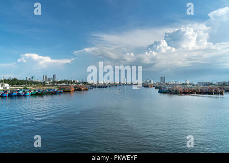 Bateau de pêche traditionnel sur le fleuve Han à DaNang, Vietnam. La ville de Da Nang est une ville célèbre pour les voyages Banque D'Images