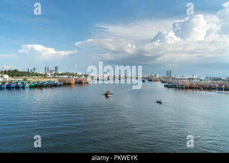 Bateau de pêche traditionnel sur le fleuve Han à DaNang, Vietnam. La ville de Da Nang est une ville célèbre pour les voyages Banque D'Images