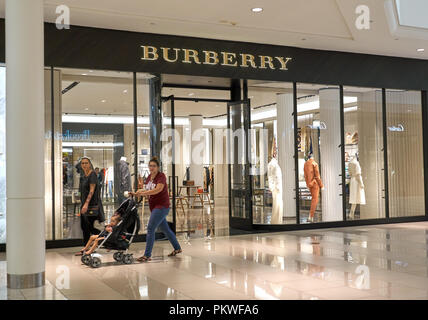 AVENTURA, USA - Le 23 août 2018 : Burberry célèbre boutique dans le centre commercial Aventura Mall. Burberry est une maison de mode de luxe britannique basée à Londres, Englan Banque D'Images