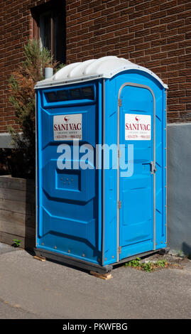 Toilettes portables Sanivac dans une rue de Montréal, QC, Canada Banque D'Images