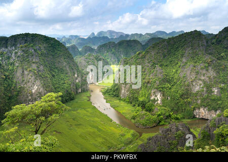 Le cadre majestueux sur la rivière Ngo Dong à Tam Coc Bich Dong vue depuis le sommet de la montagne dans la province de Ninh Binh du Viet Nam Banque D'Images