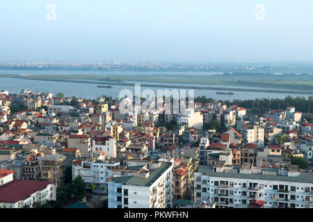 Un petit coin de Hanoi surplombant la rivière Rouge. La rivière Rouge est le plus grand fleuve de la partie nord du Vietnam Banque D'Images