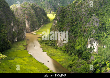 Le cadre majestueux sur la rivière Ngo Dong à Tam Coc Bich Dong vue depuis le sommet de la montagne dans la province de Ninh Binh du Viet Nam Banque D'Images