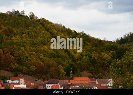 Ville pittoresque de Bad Lauterberg dans les montagnes du Harz, Basse-Saxe, Allemagne. Un télésiège mène à un Lookout Mountain. Banque D'Images