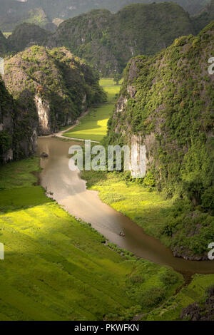 Le cadre majestueux sur la rivière Ngo Dong à Tam Coc Bich Dong vue depuis le sommet de la montagne dans la province de Ninh Binh du Viet Nam Banque D'Images