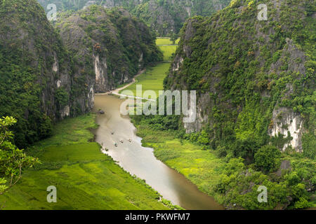 Le cadre majestueux sur la rivière Ngo Dong à Tam Coc Bich Dong vue depuis le sommet de la montagne dans la province de Ninh Binh du Viet Nam Banque D'Images