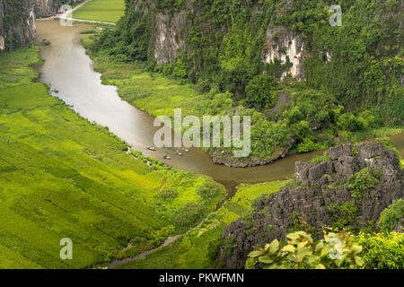 Le cadre majestueux sur la rivière Ngo Dong à Tam Coc Bich Dong vue depuis le sommet de la montagne dans la province de Ninh Binh du Viet Nam Banque D'Images