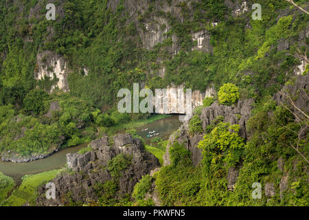 Le cadre majestueux sur la rivière Ngo Dong à Tam Coc Bich Dong vue depuis le sommet de la montagne dans la province de Ninh Binh du Viet Nam Banque D'Images