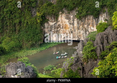 Le cadre majestueux sur la rivière Ngo Dong à Tam Coc Bich Dong vue depuis le sommet de la montagne dans la province de Ninh Binh du Viet Nam Banque D'Images