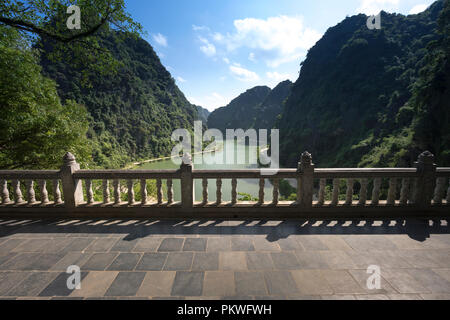 Canal avec l'eau verte et petite île au parc de la montagne calcaire Tuyet Tinh Coc view point. Attraction touristique populaire à Tam Coc, Ninh Binh. Banque D'Images