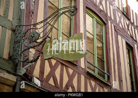 Signe au-dessus de la moitié de l'hôtel dans le vieux bâtiment à colombages, Rouen, France. Banque D'Images