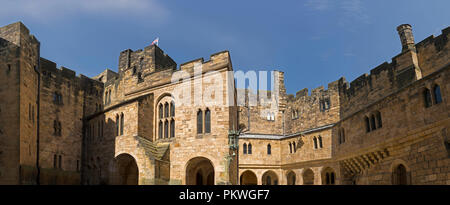 Château d'Alnwick, accueil le duc de Northumberland. Panorama de la cour intérieure Banque D'Images