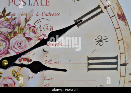 3:10 am / pm sur une horloge murale décorées de fleurs et Coffee cup Banque D'Images