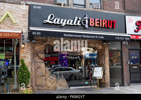 L'extérieur de LAYALI BEYROUTH, un restaurant libanais et le narguilé bar sur Steinway Street à Astoria, Queens, New York. Banque D'Images