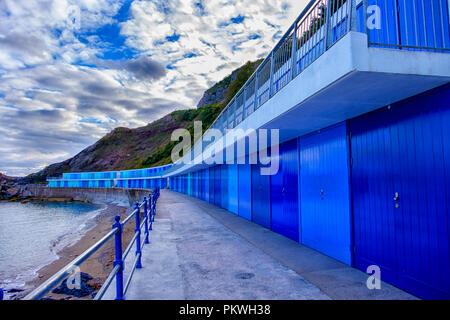 Bleu des cabines de plage de Meadfoot Bay, Torquay dans le Devon en Angleterre. La région est connue comme la Riviera anglaise Banque D'Images