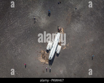 Vue aérienne de l'United States Navy DC plane wreck sur la plage noire de Sólheimasandur, sur la côte sud de l'Islande. Banque D'Images