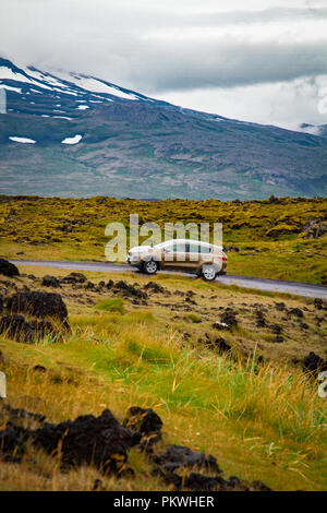 Voiture à la vue magnifique sur le paysage de l'Islande Banque D'Images