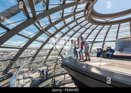 Berlin, Allemagne - mai27, 2017 : personnes visitent le Deutscher Bundestag à Berlin, Allemagne. C'est une coupole en verre, construit au sommet d'reconstruit Reichstag à Banque D'Images