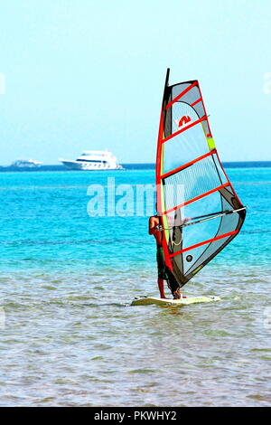 La planche à voile. L'exercice de surfer dans l'océan ou mer calme Banque D'Images