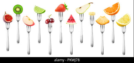 12 morceaux de fruits isolés. Couper la figue, pomme, kiwi, raisin, citron, orange, citron vert, fraise, pastèque, banane, ananas et de poire sur une fourchette à dessert en acier Banque D'Images