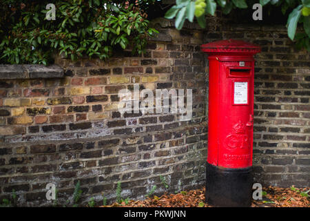 Une fonte rouge vif post box traditionnelle britannique appartenant à Royal Mail et encore en usage au Royaume-Uni Banque D'Images