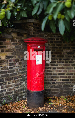 Une fonte rouge vif post box traditionnelle britannique appartenant à Royal Mail et encore en usage au Royaume-Uni Banque D'Images