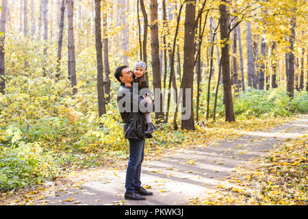 Photo de famille dans la région de autumn park Banque D'Images