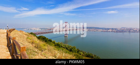 Le pont Ponte 25 de Abril à Lisbonne, Portugal. Relie les villes de Lisbonne et Almada traversant le Tage. Vue de l'Almada avec Lisbonne voyage t Banque D'Images