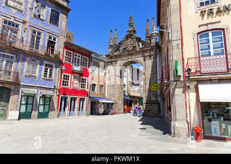 Braga, Portugal. Arco da Porta Nova Gate. Un arc monumental baroque construit au 18ème siècle d'être la principale porte de la ville et un point de repère de la ville. Banque D'Images