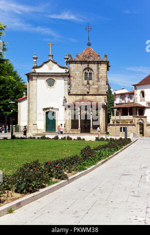 Braga, Portugal - 27 juillet 2015 : l'église de São João do Souto (à gauche) et Chapelle Coimbras (droite). Architecture religieuse médiévale. Banque D'Images