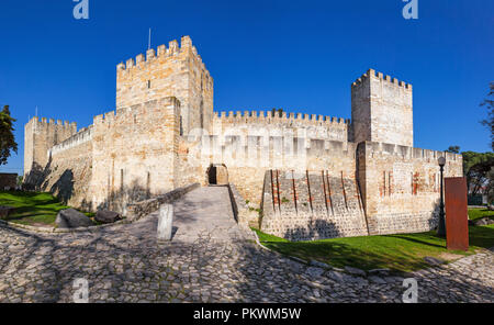 Lisbonne, Portugal - Février 01, 2017 : Castelo de Sao Jorge aka Château Saint George. Entrée de la Castelejo aka garder avec les douves, tours de guet, bat Banque D'Images