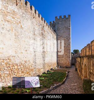 Lisbonne, Portugal - 1 Février 2017 : Castelo de Sao Jorge aka Château Saint George. Murs de défense en vue de l'wallwalk, créneaux, remparts, Banque D'Images