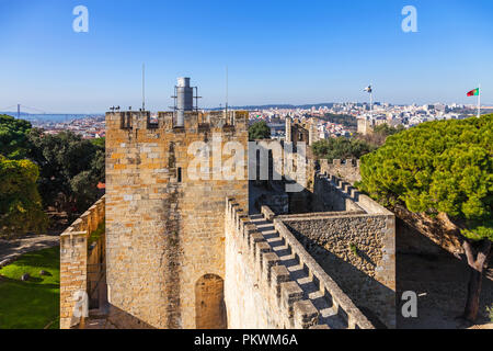 Lisbonne, Portugal - 1 Février 2017 : Castelo de Sao Jorge aka Château Saint George. Barbican structure sur l'entrée et la garder Tour Ulysse. Banque D'Images