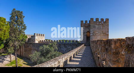 Lisbonne, Portugal - 1 Février 2017 : Castelo de Sao Jorge aka Château Saint George. Murs de défense en vue de l'wallwalk, créneaux, remparts, Banque D'Images