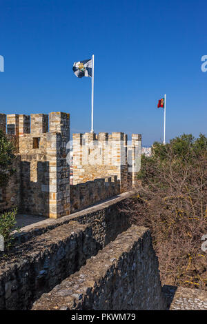 Lisbonne, Portugal - 1 Février 2017 : Castelo de Sao Jorge aka Château Saint George. Murs de défense en vue de l'wallwalk, créneaux, remparts, Banque D'Images