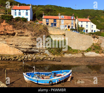 Marée basse sur le Beck à Staithes Port sur la côte du Yorkshire du Nord Banque D'Images