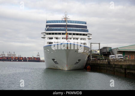 Bateau de croisière Nautica exploité par Océanie amarré à Southampton Banque D'Images