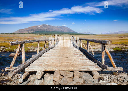 Pont de bois sur une rivière avec des montagnes en arrière-plan, les montagnes de l'Altaï, dans l'ouest de la Mongolie Banque D'Images