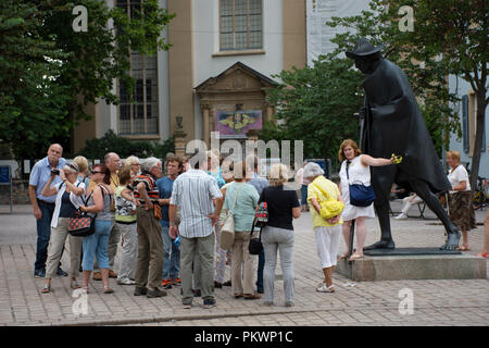 Personnes visitent Jakob Spilger ou de Saint James Way Statue d'un pèlerin de Saint-Jacques de Compostelle à Speyer ville le 27 août 2017 dans Rheinland-pfalz, G Banque D'Images