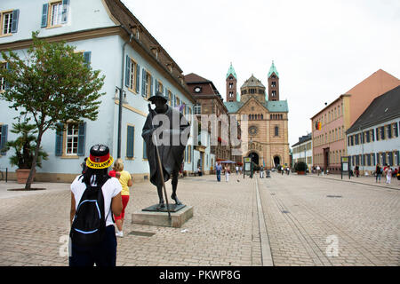 Personnes visitent Jakob Spilger ou de Saint James Way Statue d'un pèlerin de Saint-Jacques de Compostelle à Speyer ville le 27 août 2017 dans Rheinland-pfalz, G Banque D'Images