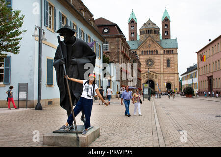 Personnes visitent Jakob Spilger ou de Saint James Way Statue d'un pèlerin de Saint-Jacques de Compostelle à Speyer ville le 27 août 2017 dans Rheinland-pfalz, G Banque D'Images