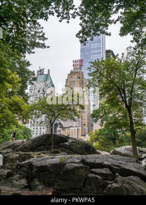 La ville de New York, USA - 8 septembre 2018 : l'Essex House skyscraper vu depuis le Central Park Banque D'Images